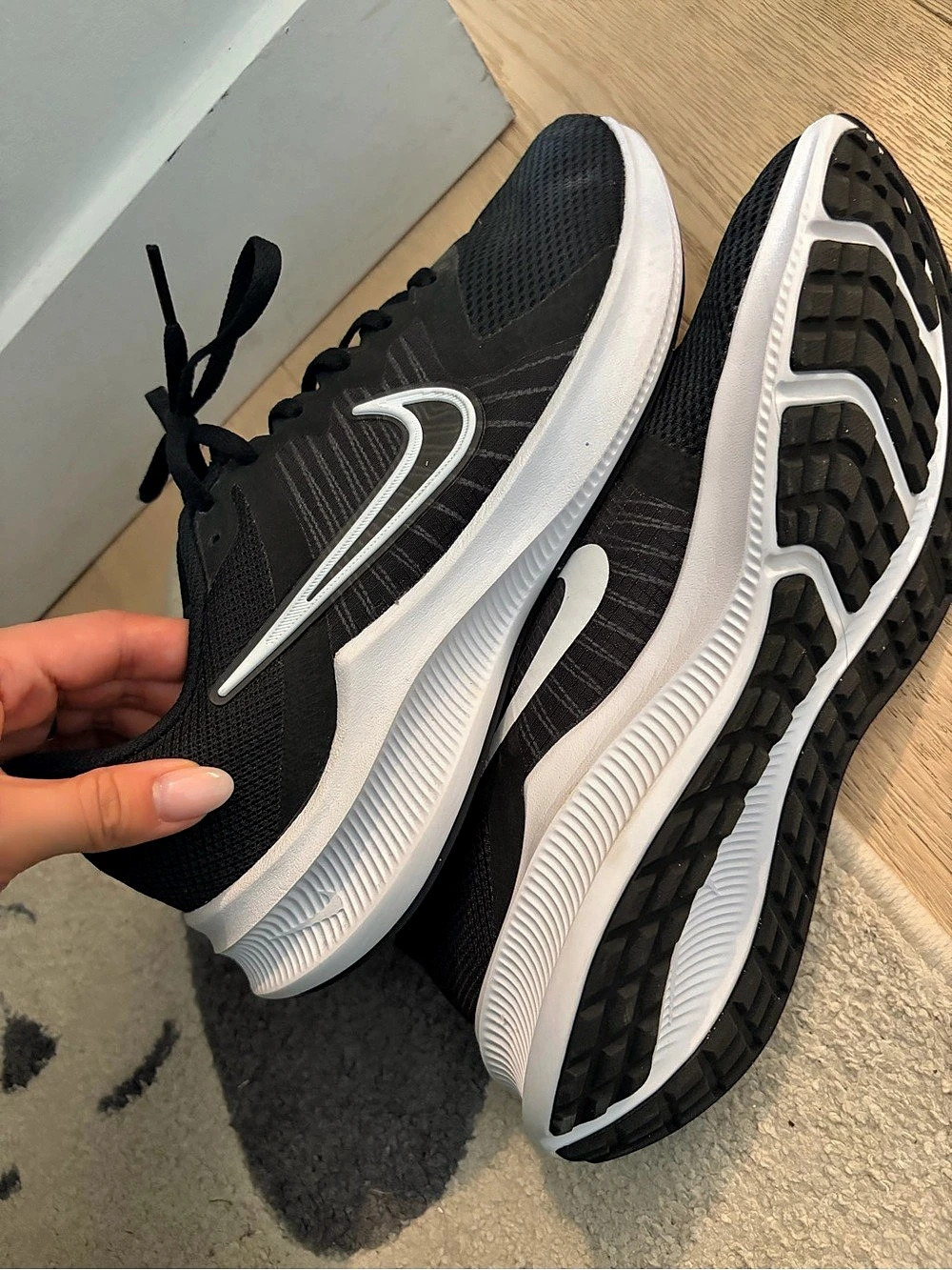 Nike Downshifter Black & White Athletic Shoes Like New MENS US 8